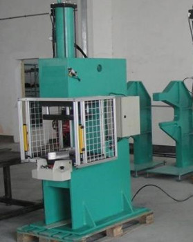 汽車行業(yè)如何運(yùn)用鉚接機(jī)提高組件質(zhì)量和生產(chǎn)效率？